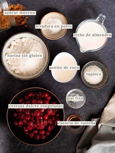 Ilustración de ingredientes daneses como cerezas y almendras