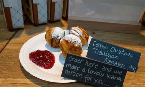 Variedad de postres daneses: æbleskiver, risalamande, wienerbrod