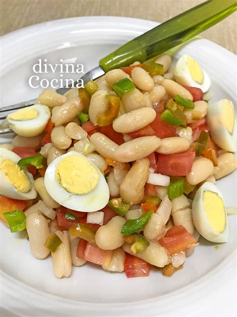 Foto: Ensalada colorida de alubias blancas y bonito en escabeche