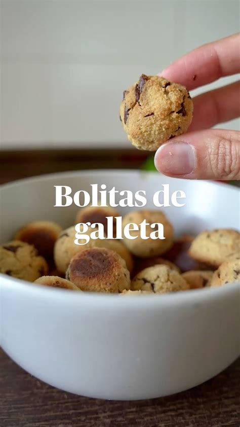 Infografía con los ingredientes clave para las bolitas de galleta de alfajor y manjar