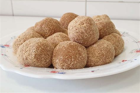 Variedad de bolitas de galleta de alfajor y manjar con diferentes coberturas