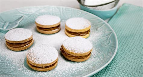 Primer plano de un alfajor relleno de manjar blanco de chocolate