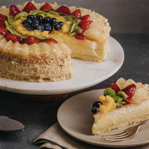 foto de un kuchen de frutas recién horneado junto a una copa de mousse de mango