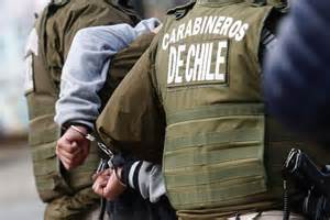Carabineros realizando detención de sospechosos