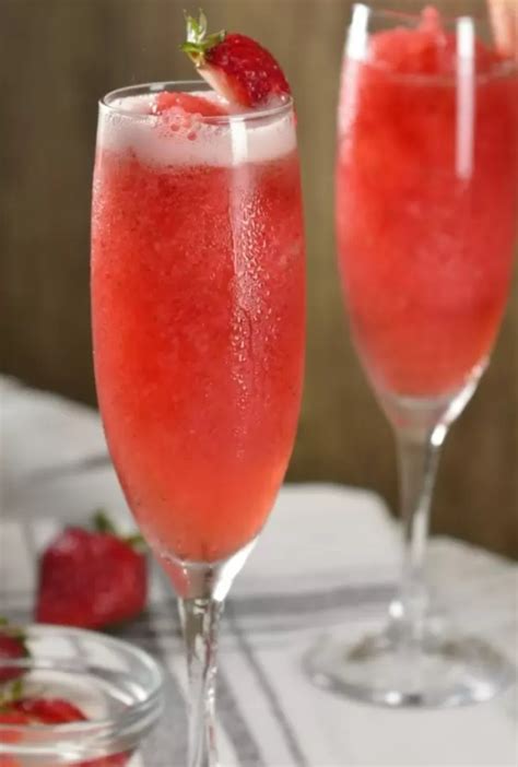 Cóctel elegante de champagne con fresas frescas servido en copa flauta
