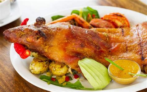 plato típico de comida local con acompañamientos