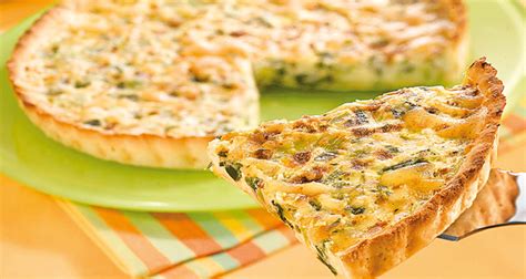 Receta visual de una tarta salada de puerros y zanahorias con una presentación artesanal
