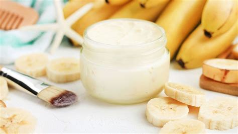 Imagen de los ingredientes de la mascarilla de plátano, miel, aceite de almendra y leche, listos para mezclar.