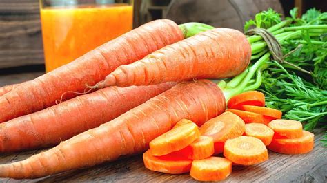 Imagen de los ingredientes para la mascarilla de plátano y zanahoria: plátano, zanahoria cocida, yogur, miel, aceite de oliva.
