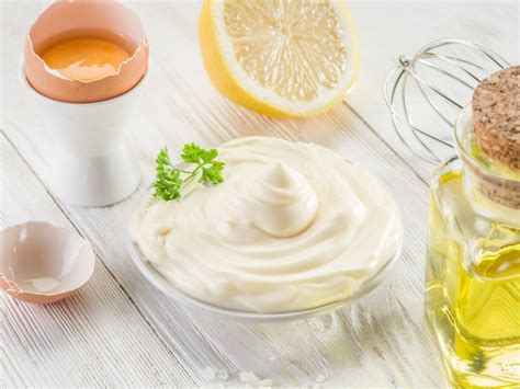 Collage de diferentes mascarillas para el cabello: mayonesa, huevo, vitamina E, café.