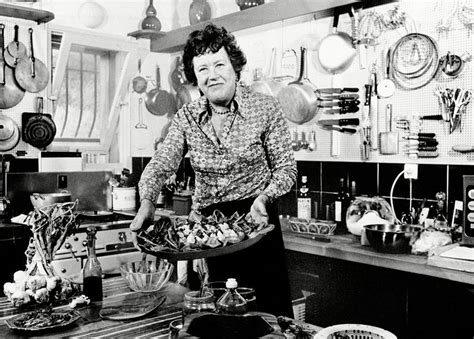 Imagen de Meryl Streep como Julia Child en una cocina de época.