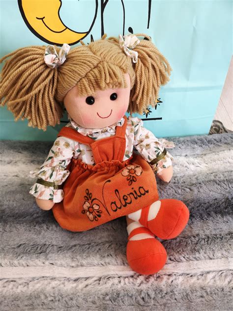 Ilustración de una muñeca de trapo estilo princesa con vestido elegante y detalles delicados.