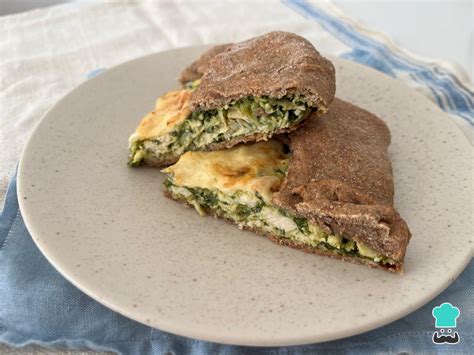 Imagen de la tarta de pollo y espinaca recién salida del horno, con el queso fundido.