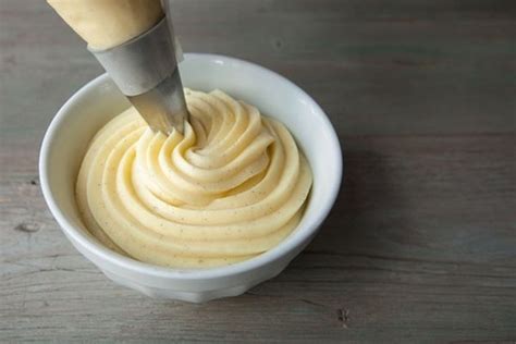 Crema pastelera cubriendo con film para evitar nata