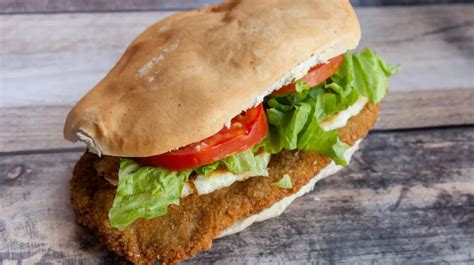 Infografía mostrando la variedad de sándwiches de milanesa ofrecidos por La Ruta de la Milanesa.