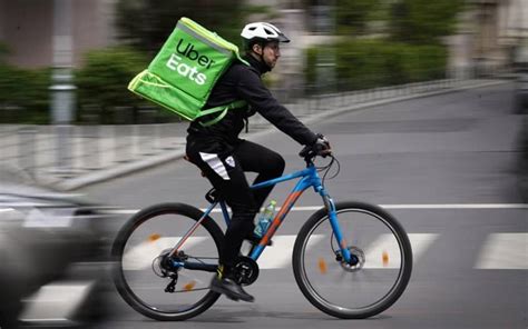 Ilustración mostrando un repartidor de Uber Eats en bicicleta entregando un pedido.