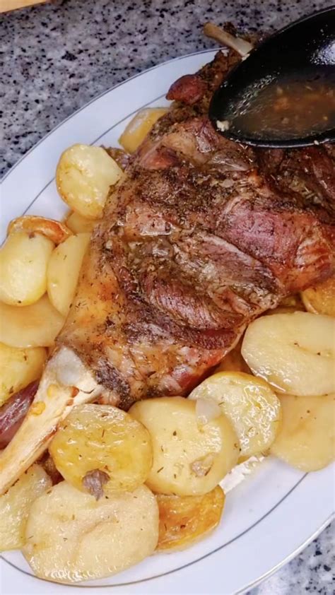 ingredientes para marinar cordero: ajo, romero, tomillo, aceite de oliva