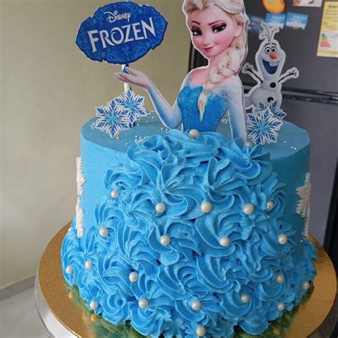 Detalle de personajes de Frozen en una torta decorada