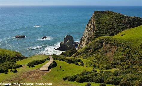 Paisaje brumoso en Cucao, con el Muelle de las Almas extendiéndose hacia el mar.