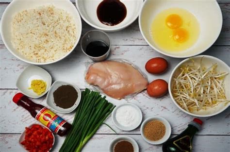 infografía con los ingredientes principales del Arroz Chaufa: arroz, pollo, huevo, cebolla china, pimiento, ajo, jengibre y salsa de soya