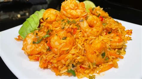 Fotografía de un plato de arroz con camarones costeño ecuatoriano, mostrando su presentación apetitosa y los ingredientes característicos.
