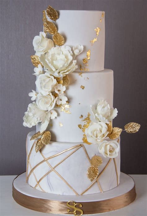 Ejemplo de pastel de bodas decorado con pintura dorada comestible.