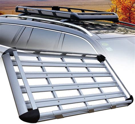 Diseño de un portaequipajes robusto para vehículos 4x4 con barandillas y deflectores integrados.