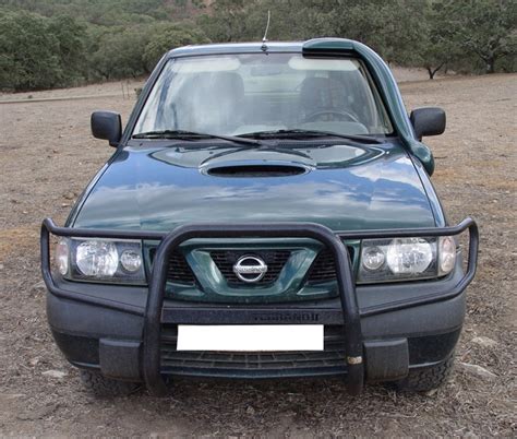 Detalle de la parrilla del Nissan Terrano II con los anclajes originales visibles.