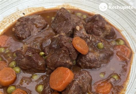 Ingredientes principales para un ragú de carne: trozos de ternera, verduras (cebolla, zanahoria, apio), tomate, vino tinto.