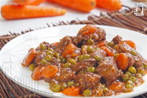 Corte de carne de ternera para ragú, mostrando trozos uniformes.