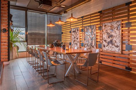 Infografía del diseño interior del Restaurante La Diana mostrando los elementos reciclados y el tragaluz central