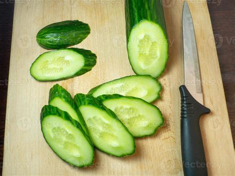 Mandolina cortando finas rodajas de pepino