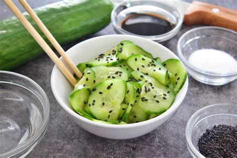 Bol con ensalada de pepino japonesa (Sunomono) y semillas de sésamo