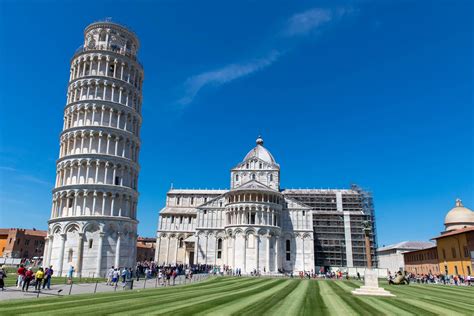 Vista panorámica de la Torre de Pisa con su característica inclinación bajo un cielo azul.