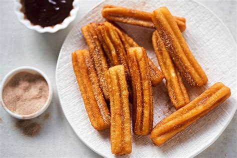 Imagen de churros fritos con azúcar y un hombre atractivo