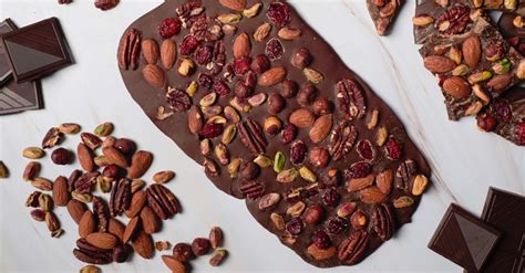 imagen de una selección de barras de chocolate saludables con diferentes frutos secos y semillas.