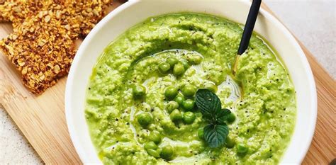 Dip de arvejas vegano con hierbas frescas y tostones