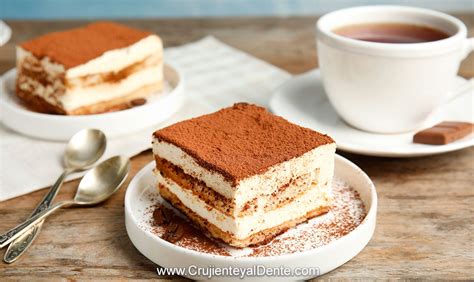 Tiramisú casero en un refractario espolvoreado con cacao