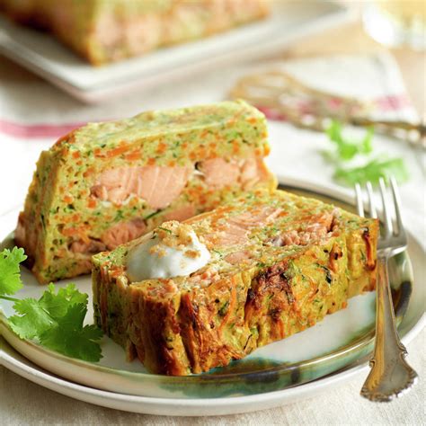 Imagen de un pastel de verduras con salmón cortado en porciones, mostrando capas coloridas.