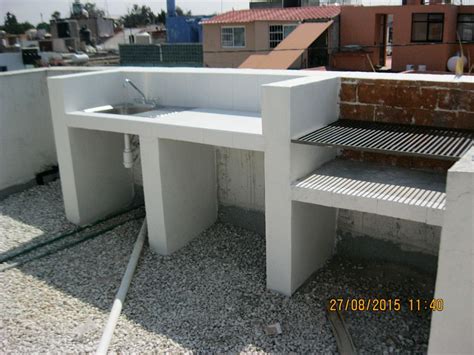 Diseño de una parrilla italiana de cemento integrada en un patio moderno