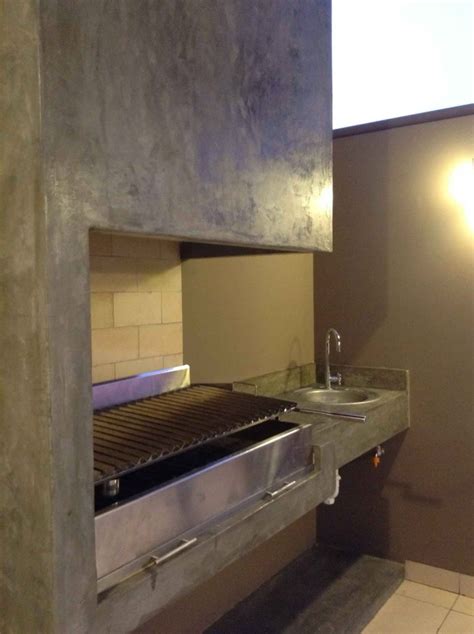 Ejemplo de parrilla de cemento con terminaciones rectas y faldones curvos