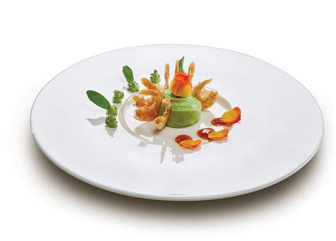 Ejemplo de emplatado minimalista de una ensalada en un plato grande