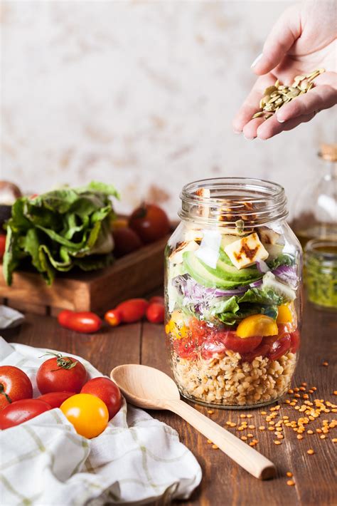 Ensalada servida en tarro de cristal con capas visibles de ingredientes