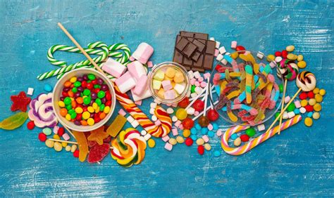 Ilustración de diferentes tipos de dulces con etiquetas coloridas.