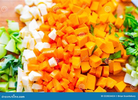 Primer plano de verduras frescas picadas finamente listas para ser añadidas a la masa de hamburguesa.