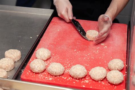 Persona formando hamburguesas vegetales con las manos, mostrando la consistencia de la masa.