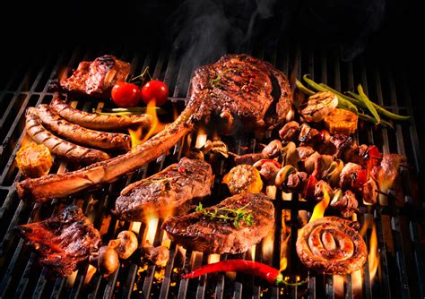 Plato de carnes asadas a la parrilla, con diferentes cortes y guarniciones, lista para un evento