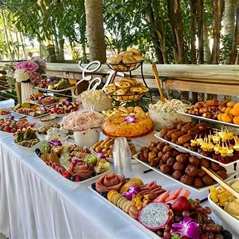 Mesa de aperitivos parrilleros variados (pasapalos) en un evento