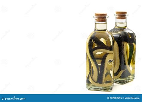 Ilustración de un vendedor de aceite de serpiente en el Salvaje Oeste, rodeado de una multitud