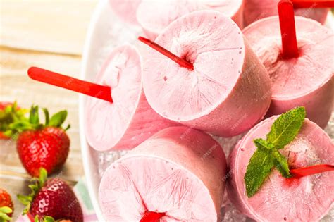 Imagen de paletas de helado caseras hechas con jugo de frambuesa.
